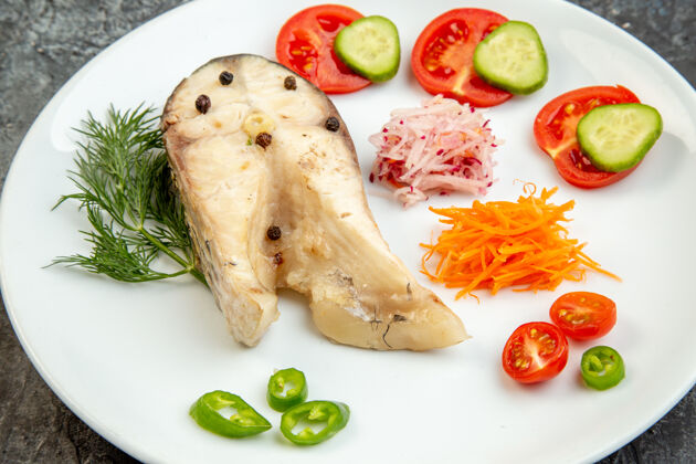 高高分辨率照片生鱼和胡椒切碎的新鲜食物在冰面上的白色盘子与自由空间冰晚餐排骨