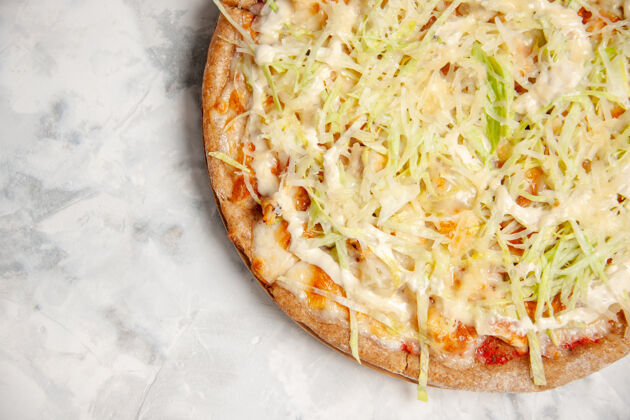 奶酪特写镜头美味的自制素食比萨饼染色白色表面与自由空间西红柿一餐上