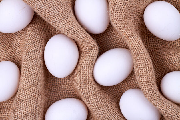 季节在起皱的编织布上放着白鸡蛋传统面料鸡肉