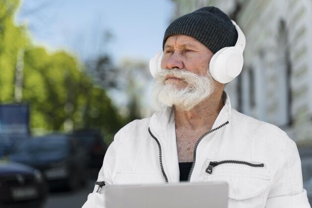 老年人戴着耳机的中枪男人平板电脑老年人老年人