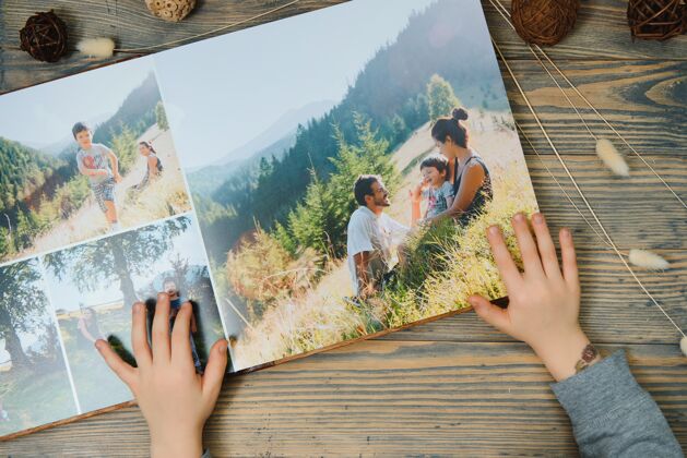 相册手拿木桌的家庭相册的孩子方便孩子记忆