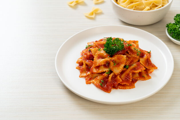意大利面法法勒意大利面配欧芹番茄酱-意大利风味晚餐奶酪午餐