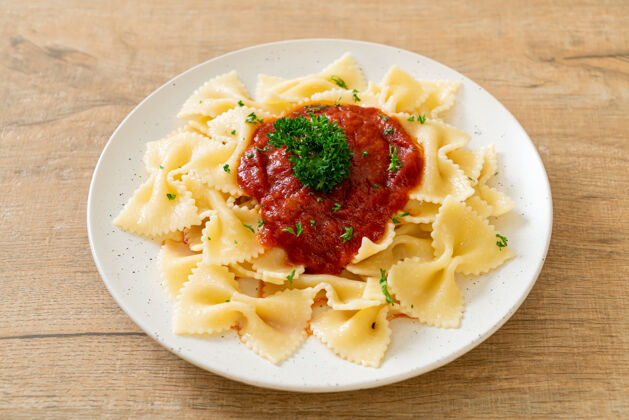 叉子法法勒意大利面配欧芹番茄酱-意大利风味蔬菜碗烹饪
