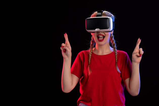 护目镜正面图为年轻女性玩虚拟现实黑暗幻想游戏安全现实头盔