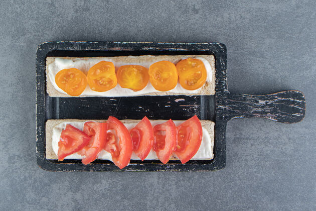 零食在木板上用西红柿烤脆面包蔬菜面包脆