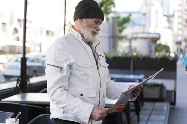 退休中枪男子看报纸老年人老年人老年人