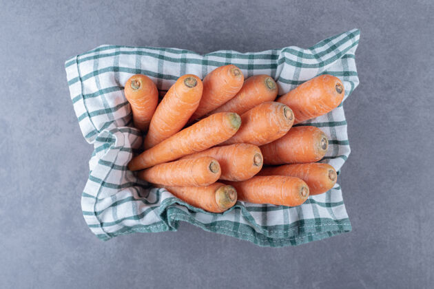 新鲜胡萝卜放在盒子里的毛巾上 放在大理石表面上营养风味毛巾
