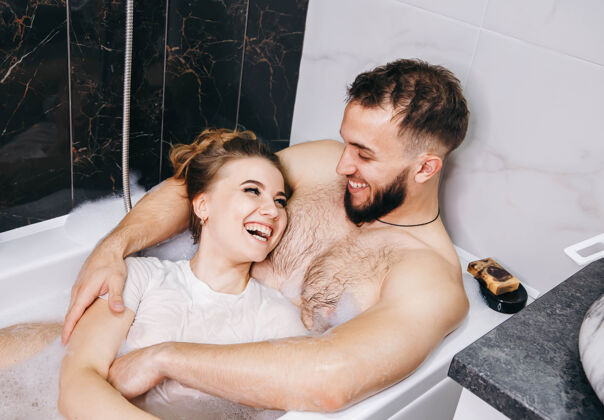男人在浴缸里接吻的情侣亲密的情侣正在度过美好的时光浴缸情人拥抱