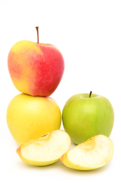 环保白色表面上的熟苹果减肥特写潮湿