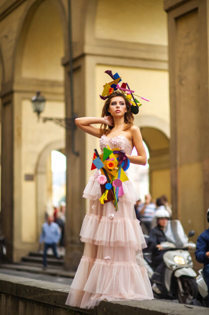 欧式在意大利佛罗伦萨的戈罗瓦 一位穿着粉色婚纱 带着不寻常花束和装饰的新娘花束女士景观