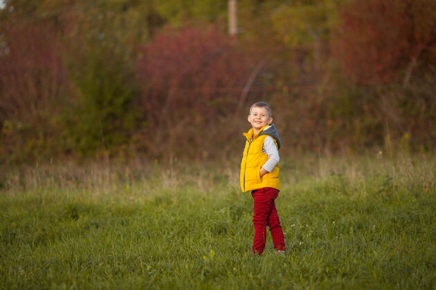 公园5岁可爱的小男孩在秋天散步花园.肖像一个快乐的男孩在明媚的秋天衣服暖和明媚的秋天五颜六色肖像孩子