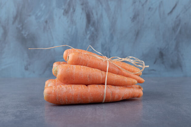 新鲜新鲜的胡萝卜串 在大理石表面农业胡萝卜串
