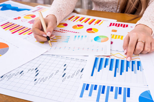 分析女经理与业务图表工作增长投资信息