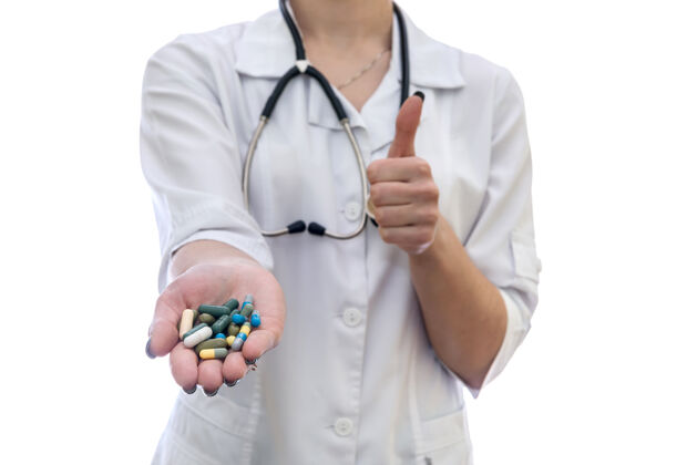成人医生的手拿着药片和听诊器隔离在白色病人药品治疗