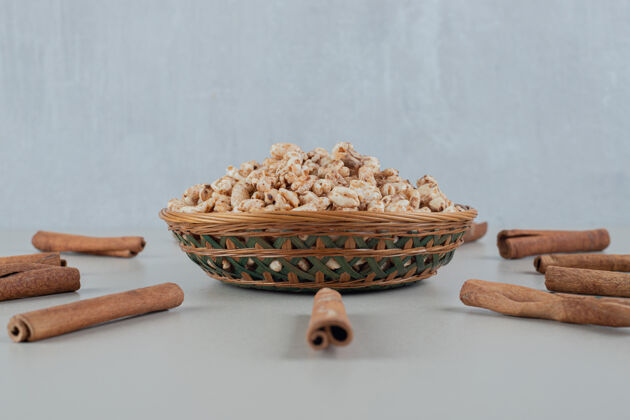 脆的一个木制的碗里装满了健康的谷类食品和肉桂棒Muesli营养素产品