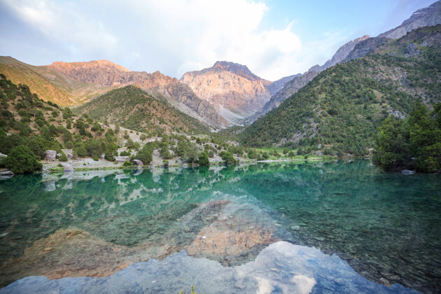 景观美丽宁静的湖泊在梵山（帕米尔的分支）在塔吉克斯坦风景高山宁静