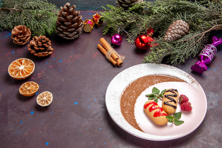 午餐前视图美味的甜饼干与圣诞玩具在黑暗的空间美食餐厅蛋糕