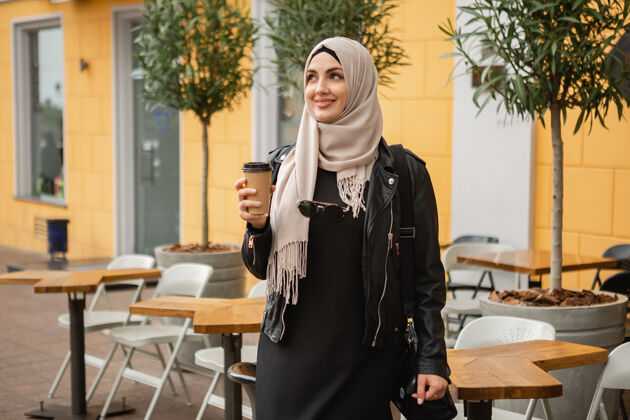 民族戴头巾的现代时尚穆斯林女人伊斯兰穆斯林迪拜