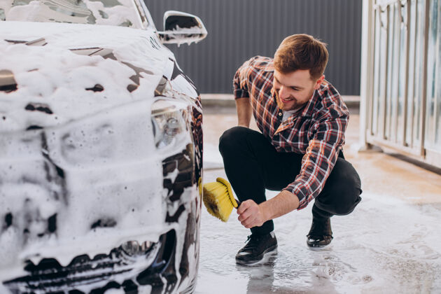 水年轻人在洗车场洗车污垢汽车汽车