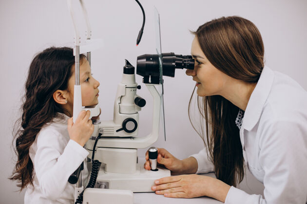 客户小女孩在眼科中心检查视力光学眼科保健
