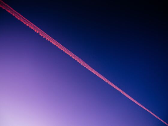 轨道晚上在蓝天上俯瞰飞机跑道-非常适合作为背景低角度天空颜色