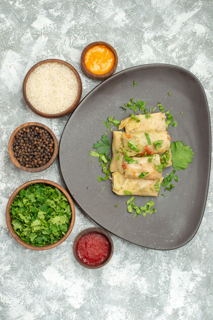 膳食俯视图美味的卷心菜dolma由磨碎的肉和绿色的白色背景肉晚餐卡路里的食物菜蔬菜午餐番茄