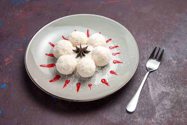 午餐正面是美味的椰子糖 在黑暗的空间里有红色的冰晶茶晚餐蛋糕
