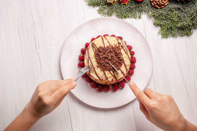 观点俯瞰美味的薄煎饼和草莓在一个浅白的桌子上馅饼水果饼干甜浆果蛋糕螃蟹甲壳类动物食物