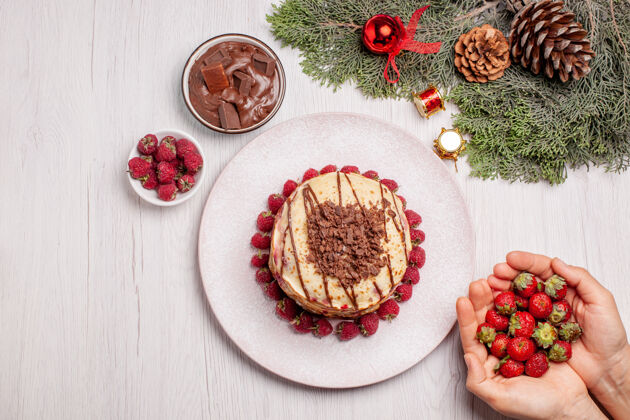 甜点俯瞰美味的薄煎饼与草莓上的白色书桌浆果派水果甜蛋糕饼干食物浆果盘子