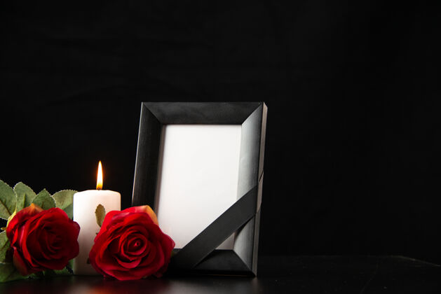 蜡烛黑色上有红花的相框正面图火黑暗死亡
