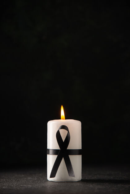 蜡烛黑暗中白烛的前视图宗教火夜晚