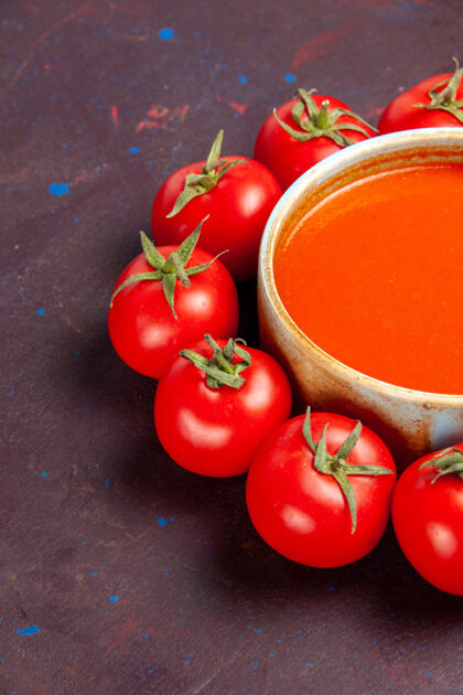 酱正面是美味的西红柿汤和新鲜的红色西红柿在黑暗的空间饭晚餐蔬菜