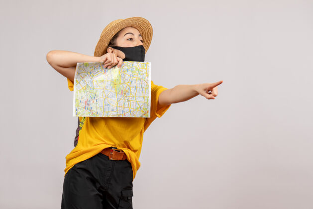 可爱正面图年轻的旅行者背着背包举着地图指着什么东西肖像年轻旅行者旅行者