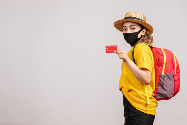 旅游正面图戴着黑色面具的年轻女子手持卡片女人旅游旅游