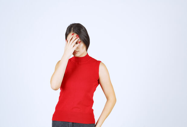 疲惫穿红衬衫的女孩头痛 双手抱着头疲倦工人女性