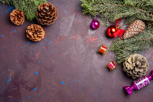 球顶视图圣诞树与锥和玩具在黑暗的空间五颜六色装饰品顶部