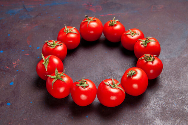 蔬菜前视图新鲜的红色西红柿在黑暗的空间里盘旋新鲜红西红柿食品新鲜