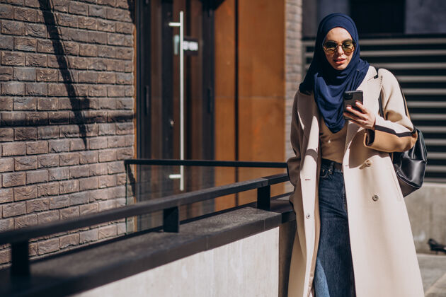 围巾现代妇女在打电话头巾伊斯兰手机