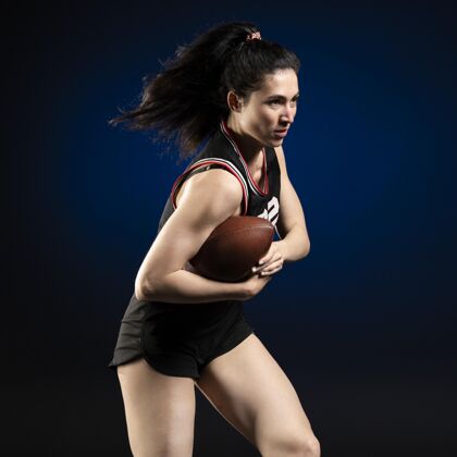 生活方式女橄榄球运动员在运动装摆姿势健康运动健康