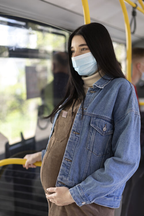 公共汽车戴着口罩的中枪孕妇驾驶旅行女人