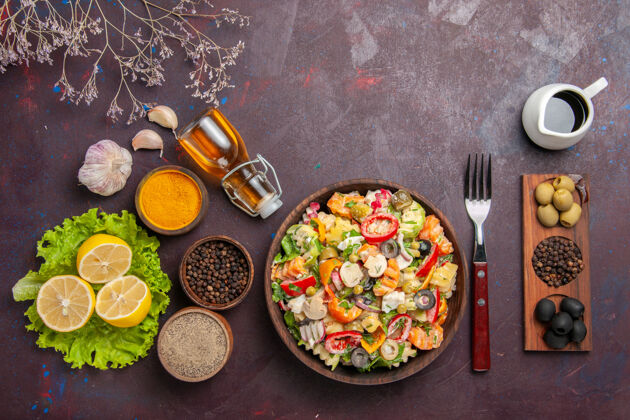 午餐俯瞰美味的蔬菜沙拉与切片西红柿橄榄和蘑菇在黑暗的办公桌餐饮食健康食品沙拉桌子橄榄晚餐