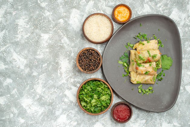 地面俯视图美味的卷心菜dolma由磨碎的肉和绿色的白色背景肉菜晚餐卡路里油食品菜肴盘子油