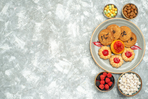 盘子顶视图美味的沙饼干饼干与饼干和糖果的白色背景饼干甜蛋糕茶饼干糖糖果茶午餐