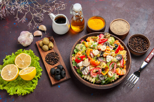 顶部顶视图美味的蔬菜沙拉与切片西红柿橄榄和蘑菇在黑暗的背景餐沙拉饮食保健食品美食晚餐番茄