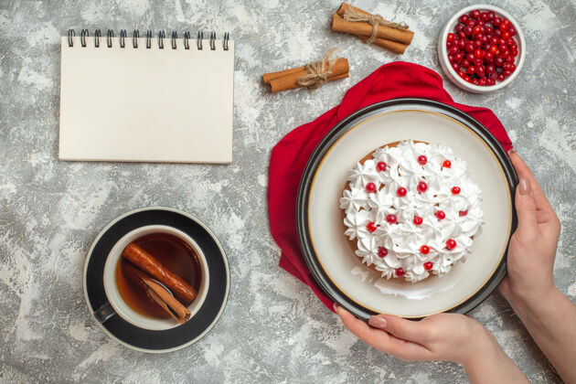 醋栗俯瞰美味的奶油蛋糕装饰着红色毛巾上的水果水果奶油蛋糕杯子