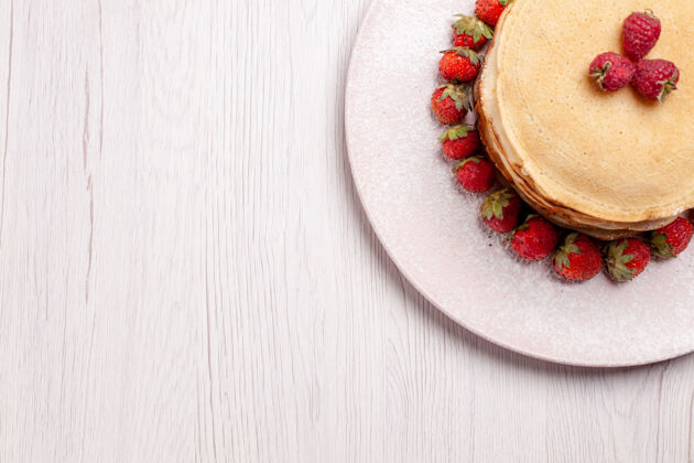 草莓俯瞰美味的薄煎饼 白底鲜红草莓水果馅饼蛋糕浆果饼干糖甜蛋糕新鲜盘子