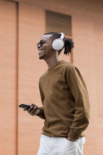 设备户外戴耳机的男人移动科技现代