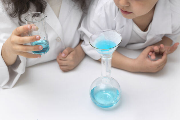 科学同事们在学校做化学实验实验室男孩测试