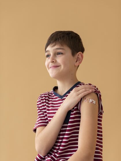 中枪中枪笑脸男孩疫苗后保健护理儿童