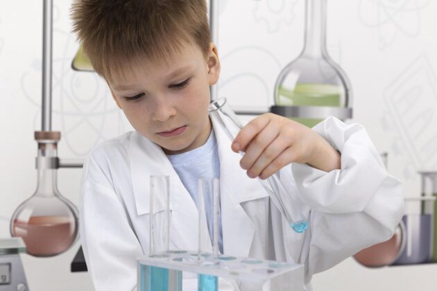 学习小男孩在学校做科学实验测试教育化学